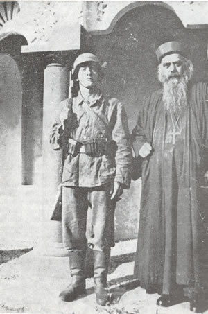Nikolaj Velimirović saksalaisen sotilaan kanssa toisen maailmansodan aikana, kun saksalaiset miehittäjät pidättivät hänet Jugoslaviassa. Kuva: Orthodoxphotos
