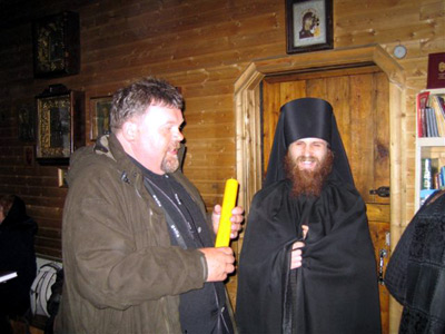 Venäjän luostarien ystävien puheenjohtaja Rainer Ressler luostarinjohtaja Danielin kanssa