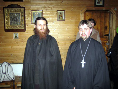 Luostarinjohtaja, pappismunkki Daniel ja isä Timo Honkaselkä