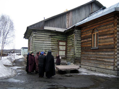Kirkon toisessa päässä sijaitsevat munkkien keljat ja ruokasali