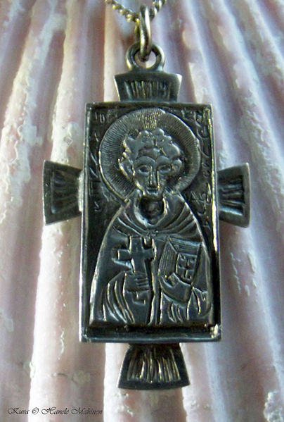 Tiedosto:Johannes kojussa-asuja hm.jpg